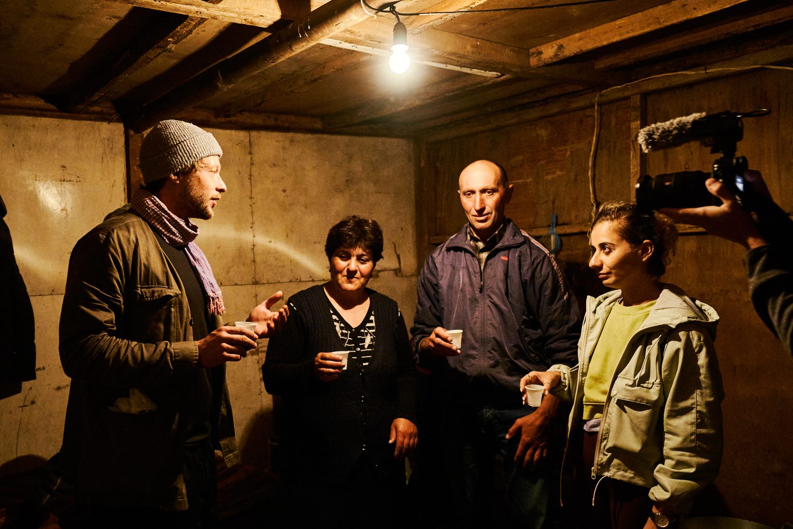 Interview bei Kerzenlicht in einem Keller in Armenien, rechts die Kamera