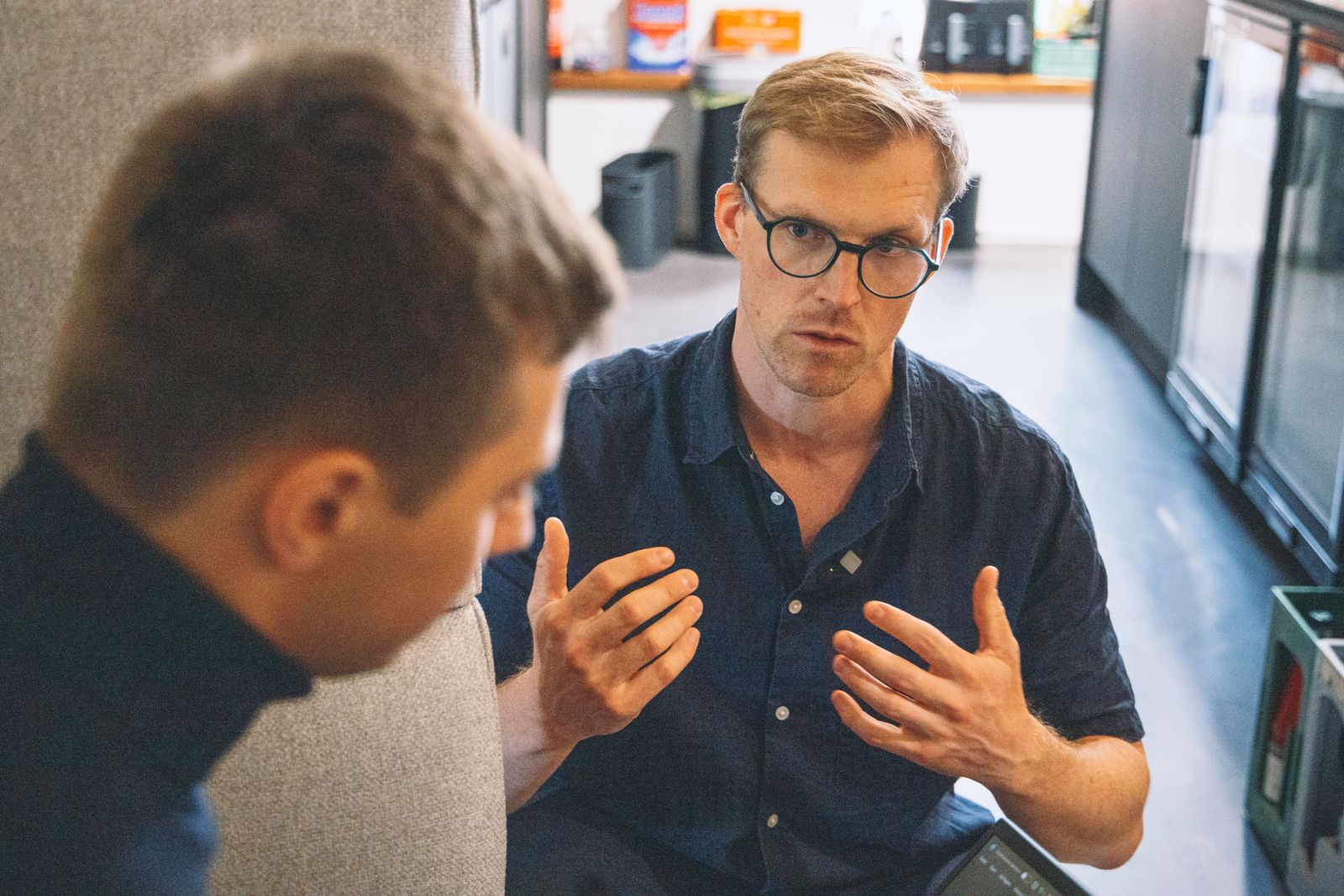 Fabian Janssen bespricht einen Stoff mit einem Teilnehmer