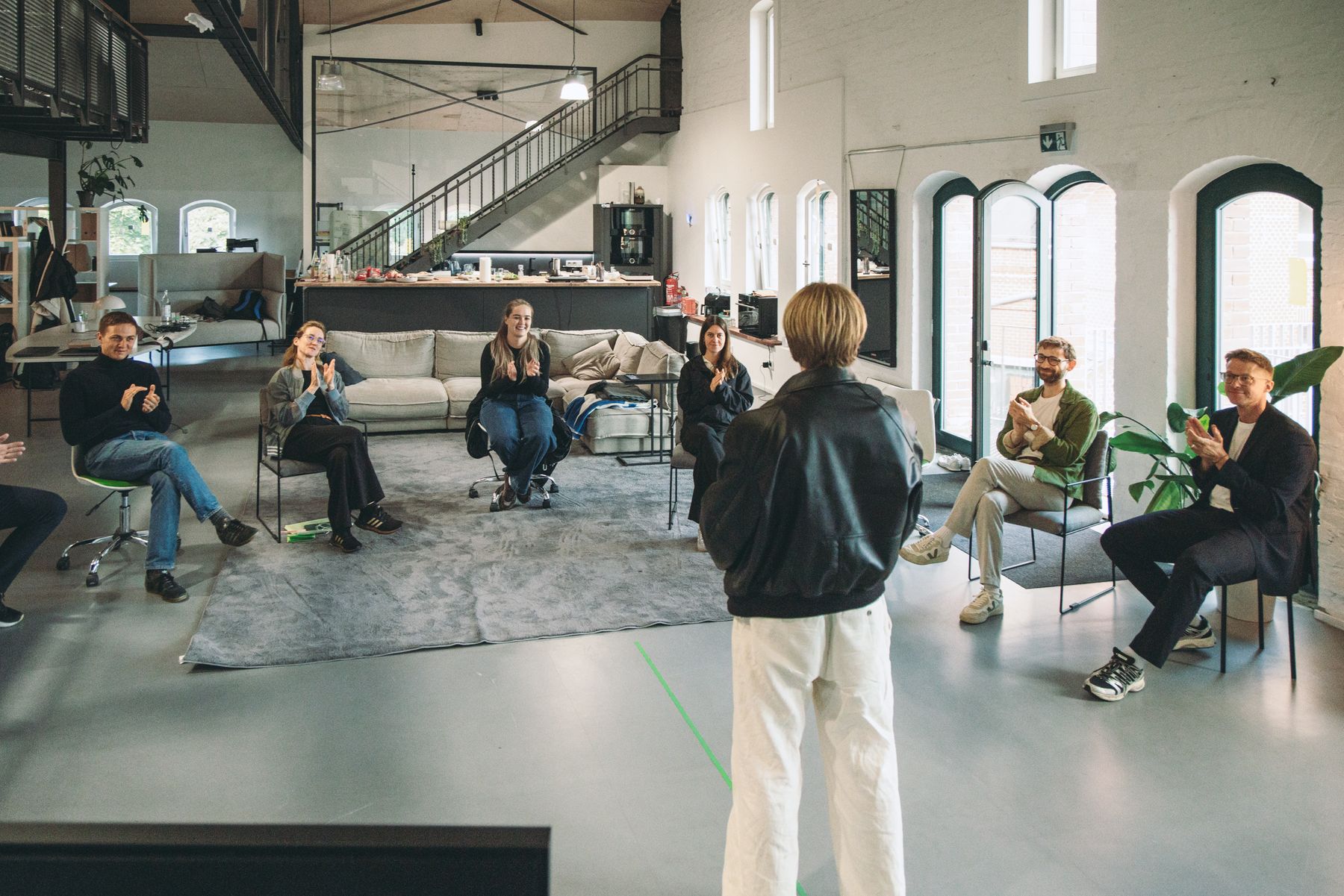 Crew 01 im Stuhlkreis im Loft in Berlin