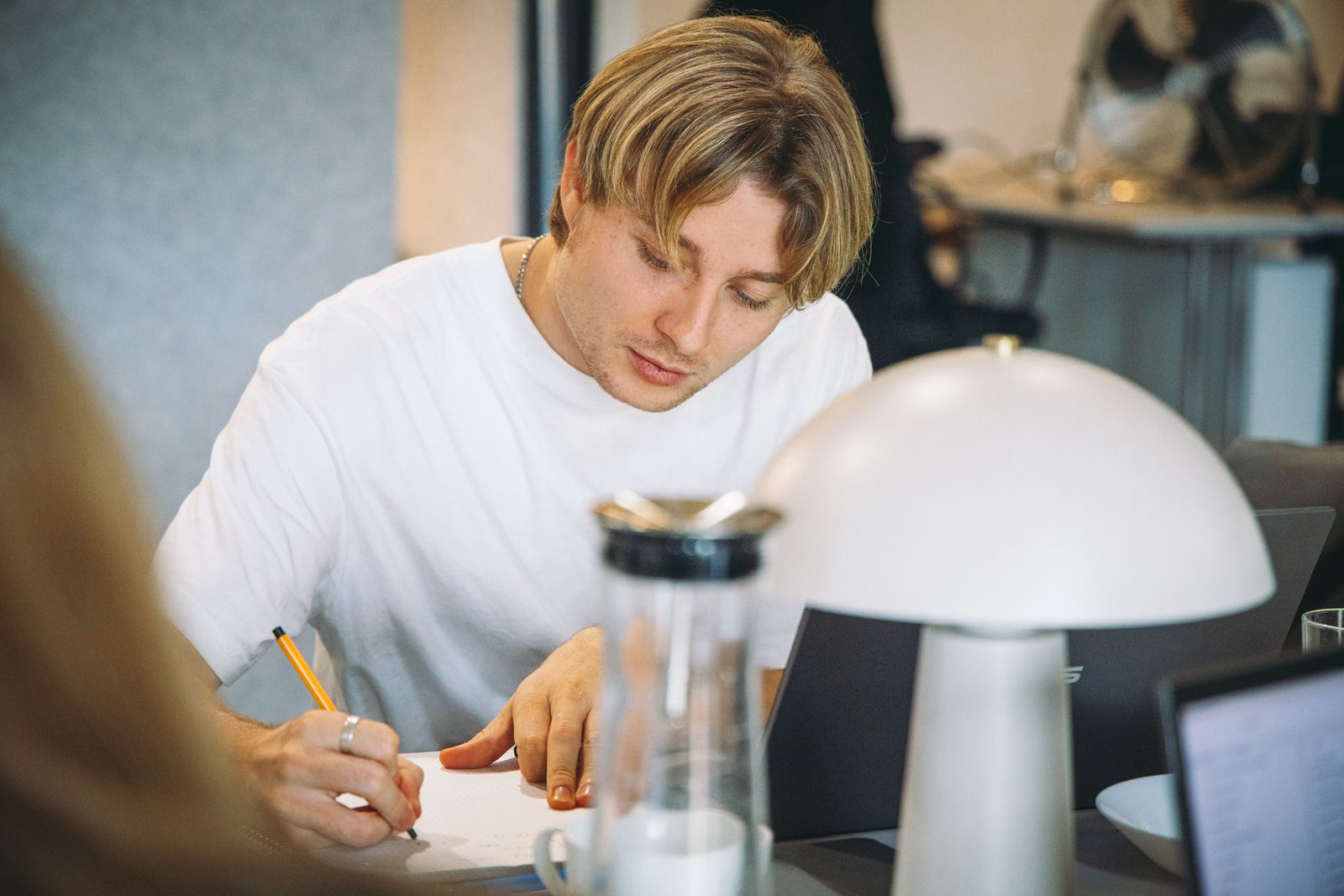 Teilnehmer von Crew 01 schreibt an seinem Exposé