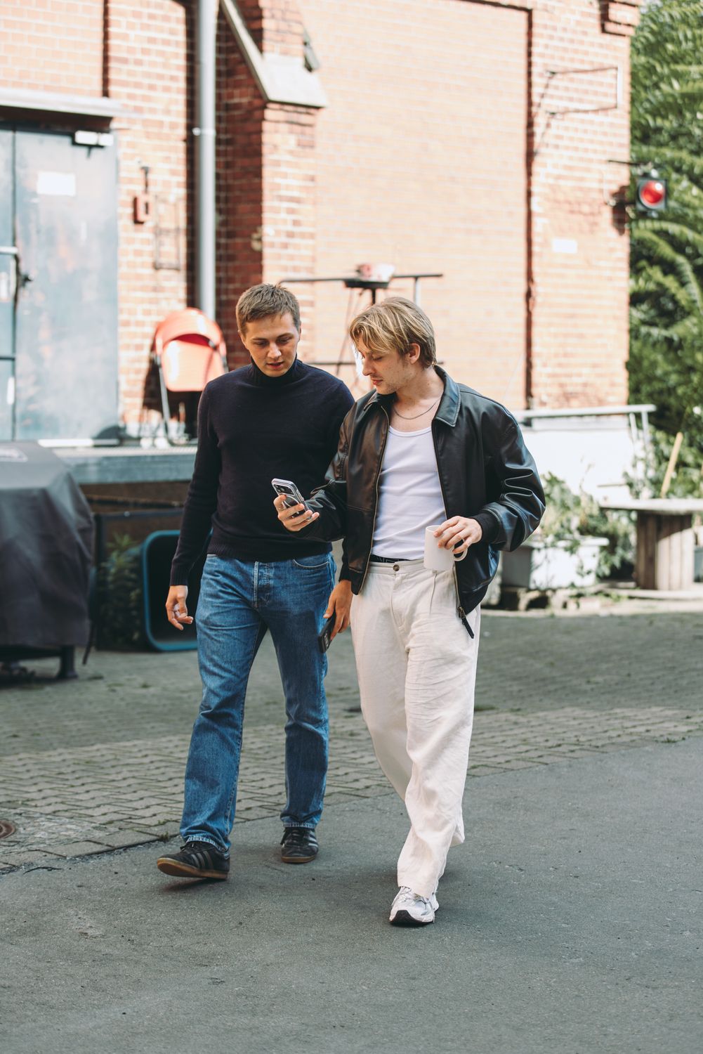 Walk-and-Talk-Übung mit dem Smartphone im Hof