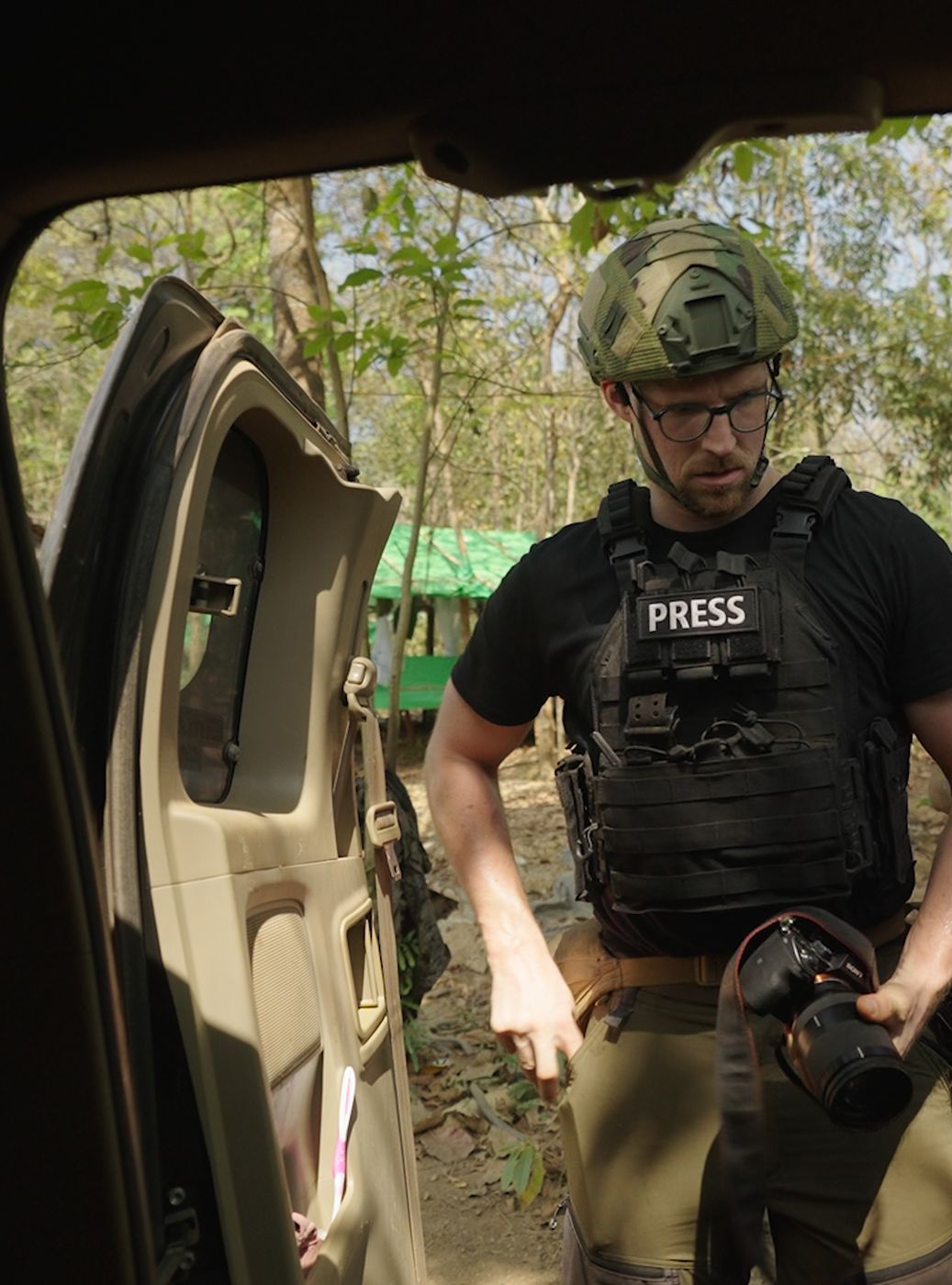 Fabian Janssen mit Schutzweste, Helm und Kamera kurz vor der Abfahrt, Myanmar