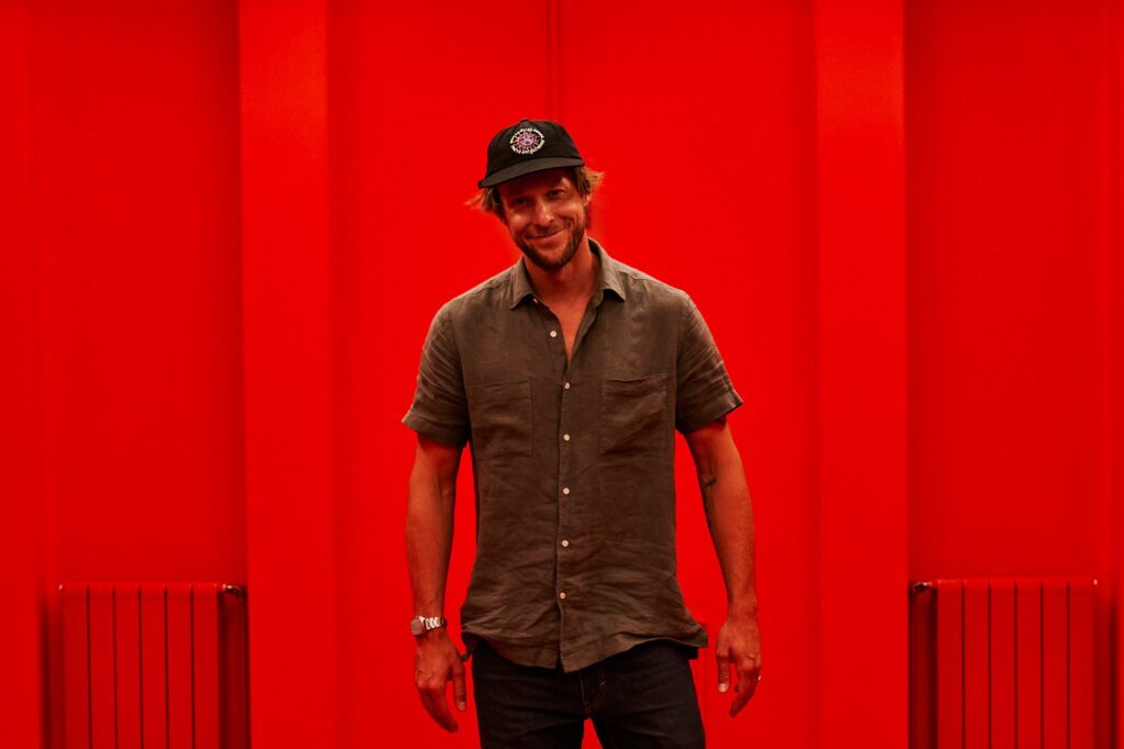 Lennart Behnke in einem roten Raum